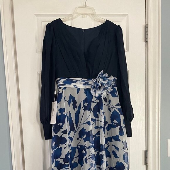 Mondressy Dresses & Skirts - MONDRESSY A Line Long Sleeves Floor Length Floral Formal/Mother Size 6